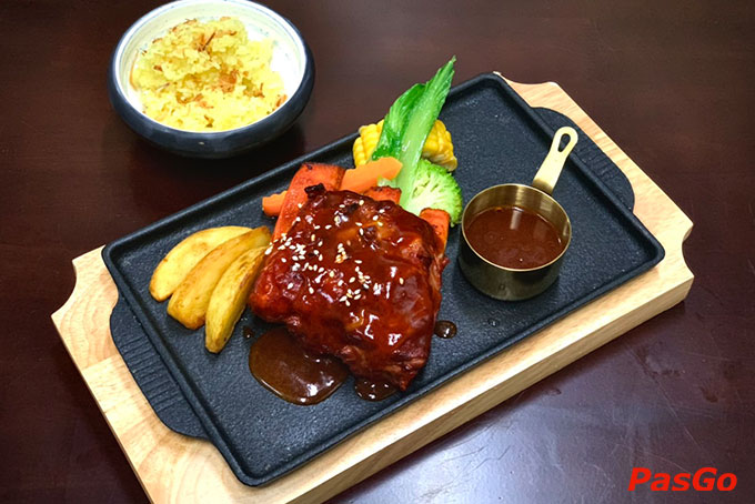 Món ăn được chế biến từ những nguyên liệu tươi ngon, đảm bảo sức khỏe của khách hàng