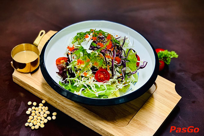 Món ăn được chế biến từ những nguyên liệu tươi ngon, đảm bảo sức khỏe của khách hàng