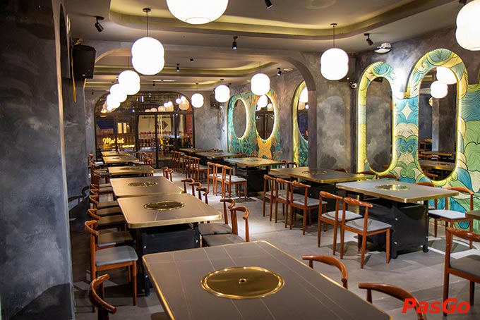 Khu vực bàn ăn của khách hàng vô cùng rộng rãi và thoải mái