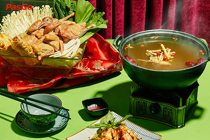 Nhà hàng Trung Hoa Quận 5 mang đến cho bạn cơ hội thưởng thức những món ăn Trung Quốc độc đáo và tuyệt ngon nhất. Với không gian sang trọng và đầy lịch sự, nhà hàng sẽ đem lại cho bạn một bữa tiệc tuyệt vời bên gia đình và bạn bè. Đến và trải nghiệm ngay điều này!