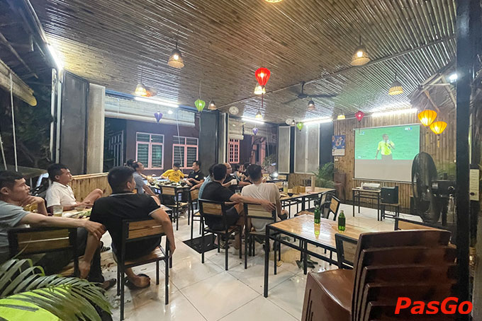 Quán 68 được thiết kế với không gian rộng rãi, thoáng mát, mang lại cảm giác thoải mái, dễ chịu cho thực khách