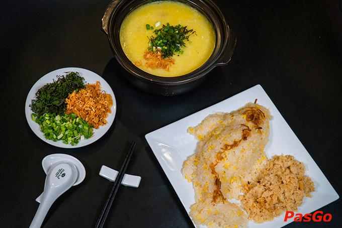 Để làm nên những món ăn độc đáo, đầu bếp ở đây luôn phải dày công tẩm ướp cầu kỳ, thấm vị từ ngoài vào trong theo công thức đặc trưng gia truyền cho món ăn ngon đúng điệu