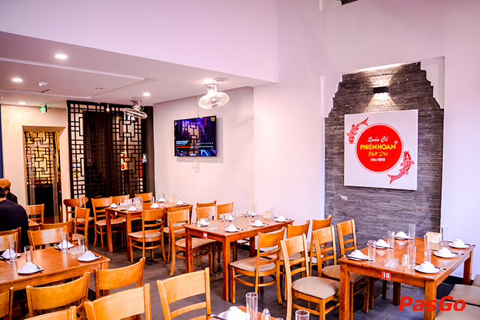 Để làm nên những món ăn độc đáo, đầu bếp ở đây luôn phải dày công tẩm ướp cầu kỳ, thấm vị từ ngoài vào trong theo công thức đặc trưng gia truyền cho món ăn ngon đúng điệu