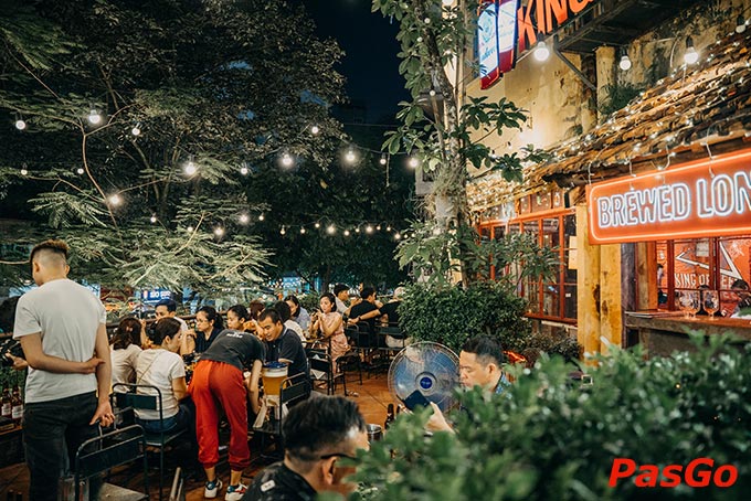 Thực khách có thể thoải mái lựa chọn vị trí ngồi yêu thích từ không gian chung tại tầng 1