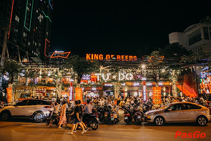 Không gian beer garden xanh mát với sức chứa hơn 600 khách phục vụ đa dạng trong nhà - ngoài trời 