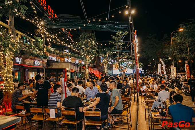 Không gian beer garden xanh mát với sức chứa hơn 600 khách phục vụ đa dạng trong nhà - ngoài trời