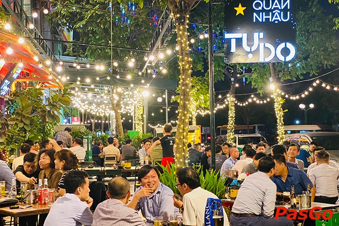 Thực khách có thể thoải mái lựa chọn vị trí ngồi mà mình yêu thích khi đến đây