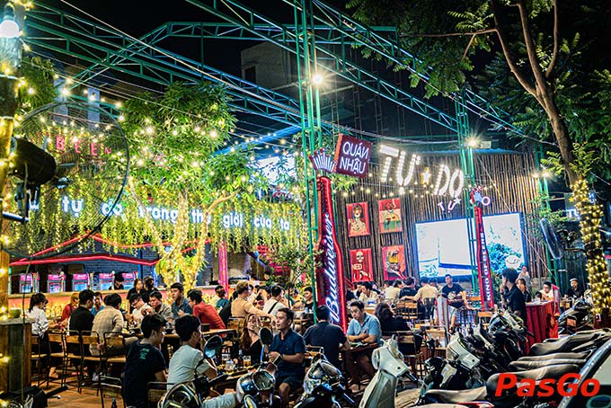 Tận hưởng bầu không khí sôi động, âm nhạc đỉnh cao cùng những món ngon đặc sắc tại Quán Nhậu Tự Do nào anh em Hà Thành