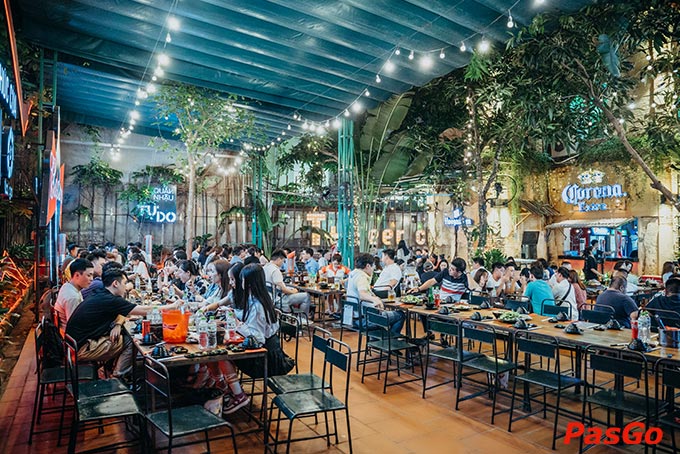 Thực khách có thể thoải mái lựa chọn vị trí ngồi yêu thích từ bàn ngoài trời, không gian chung trong nhà cho tới các phòng riêng