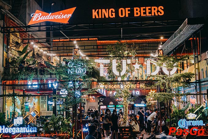 Khung cảnh nhộn nhịp của nhà hàng Quán Nhậu Tự Do Yên Lãng nhìn từ bên ngoài 