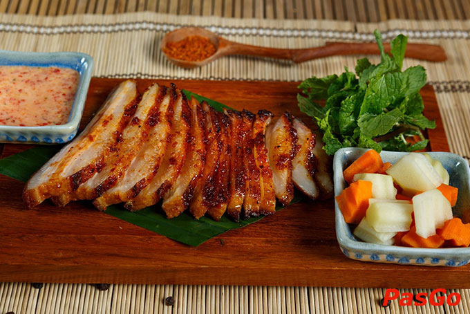 Với menu hơn 100+ món mang hương vị đặc trưng Quán Nhỏ, lên rừng xuống biển, nhìn chỉ thấy món đặc sản thôi