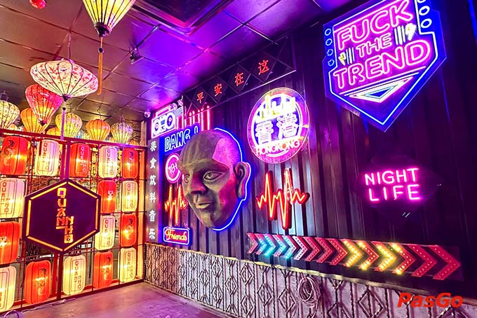 Nếu bạn là một tín đồ của âm nhạc và muốn có một nơi vừa có đồ ăn ngon, rượu ngọt, lại có cả âm nhạc để chill thì Quán Nhỏ là một sự lựa chọn hoàn hảo