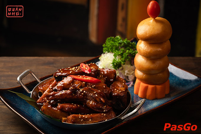 Với menu hơn 100+ món mang hương vị đặc trưng Quán Nhỏ, lên rừng xuống biển, nhìn chỉ thấy món đặc sản thôi