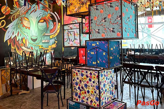 Nếu bạn là một tín đồ của âm nhạc và muốn có một nơi vừa có đồ ăn ngon, rượu ngọt, lại có cả âm nhạc để chill thì Quán Nhỏ là một sự lựa chọn hoàn hảo