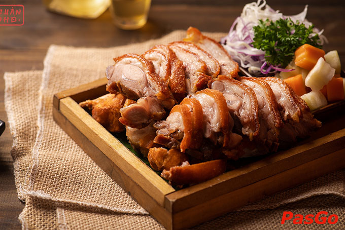 Với menu hơn 100+ món mang hương vị đặc trưng Quán Nhỏ, lên rừng xuống biển, nhìn chỉ thấy món đặc sản thôi