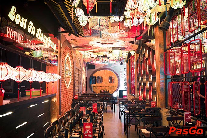 Không gian Quán Nhỏ rực rỡ, lung linh ánh đèn đậm chất Hồng Kông cùng những góc check-in cực đẹp