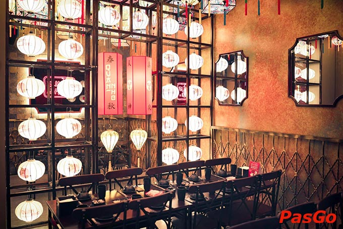 Không gian Quán Nhỏ rực rỡ, lung linh ánh đèn đậm chất Hồng Kông cùng những góc check-in cực đẹp