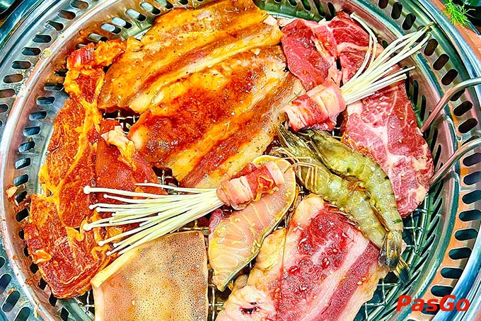 Với giá cả phải chăng, khách hàng có thể thỏa sức thưởng thức những món ăn ngon và chất lượng tại Nhà hàng