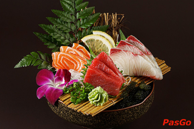 Menu đa dạng với bộ sưu tập các món ăn tinh hoa ẩm thực xứ sở hoa anh đào với đủ các món sashimi tươi sống, sushi thơm ngon, … chắc chắn sẽ không làm bạn thất vọng