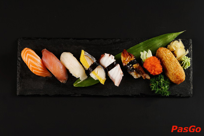 Menu đa dạng với bộ sưu tập các món ăn tinh hoa ẩm thực xứ sở hoa anh đào với đủ các món sashimi tươi sống, sushi thơm ngon, … chắc chắn sẽ không làm bạn thất vọng
