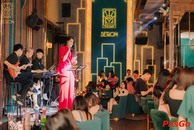 Seron có tiệc ngon, rượu thơm và không gian ấm cúng tràn ngập âm nhạc du dương để thời gian đêm nay chậm trôi trong lắng đọng