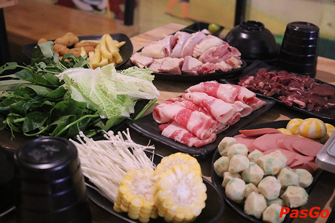 Đến Shabu Buffet, bạn có thể tha hồ chọn món ăn tươi ngon, giàu dinh dưỡng để cho vào nồi lẩu với nước dùng được đặc chế riêng, đang sôi sùng sục, tỏa hương thơm cuốn hút