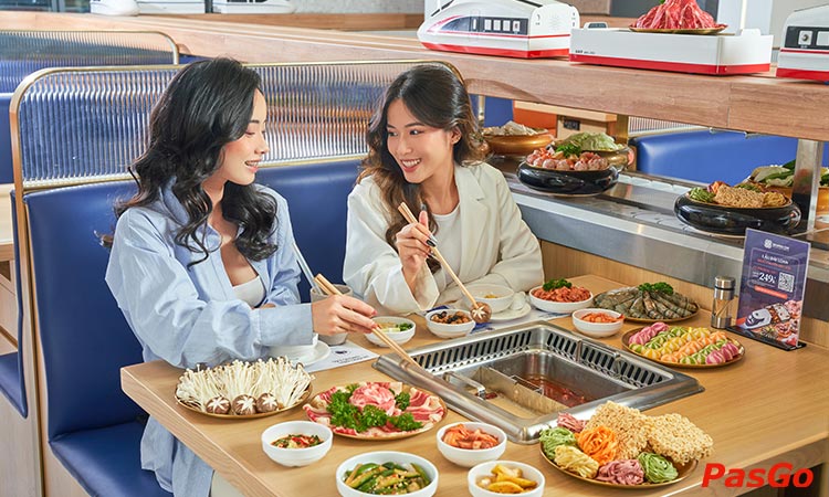 Hơn 60 món nhúng đa dạng đủ mọi loại từ thịt bò, thịt heo, cho tới hải sản tươi ngon như tôm thẻ, mực trứng