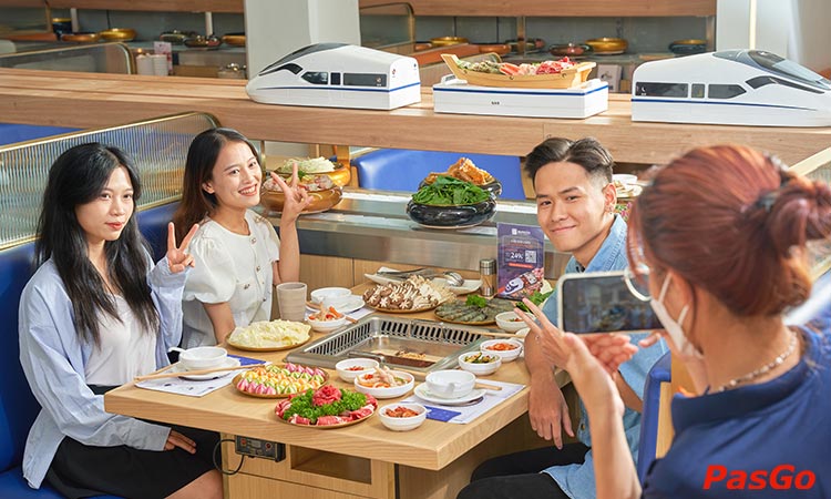 Không gian nhà hàng được thiết kế như một toa tàu siêu tốc khổng lồ với nhiều góc check in