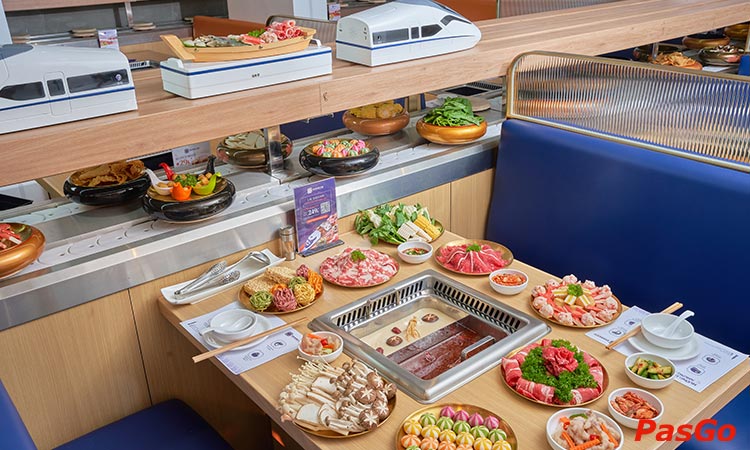 Không gian nhà hàng được thiết kế như một toa tàu siêu tốc khổng lồ với nhiều góc check in