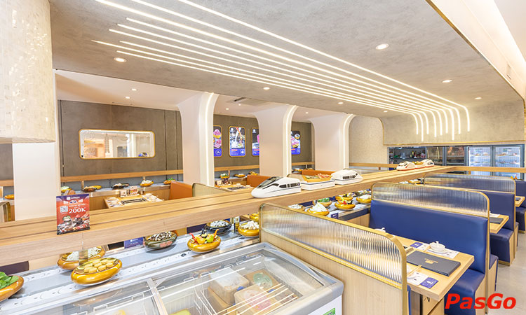 Không gian nhà hàng được thiết kế như một toa tàu siêu tốc khổng lồ với nhiều góc check in