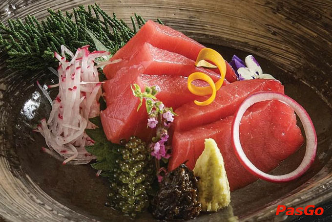 Những miếng hải sản tươi ngon được cắt lát khéo léo vẫn giữ được độ mềm béo rất thuần khiết