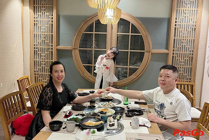 Không gian rộng rãi nhưng cũng sẽ có phòng riêng tư, kín đáo, phục vụ cho những buổi sum họp gia đình ấm áp hay những buổi kỉ niệm đầy lãng mạn của các cặp đôi