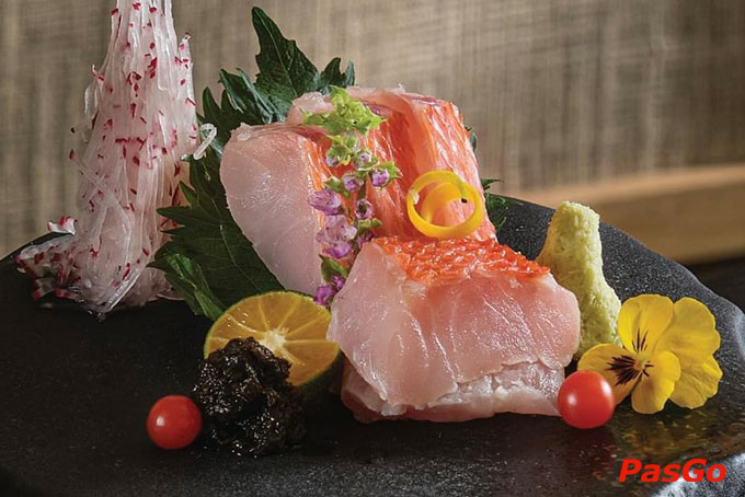 Những miếng hải sản tươi ngon được cắt lát khéo léo vẫn giữ được độ mềm béo rất thuần khiết