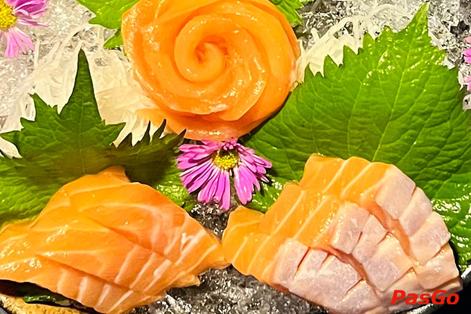 Những miếng hải sản tươi ngon được cắt lát khéo léo vẫn giữ được độ mềm béo rất thuần khiết