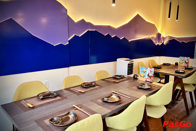 Các chi tiết bài trí của Shiba Sushi có sự gắn bó mang ý nghĩa biểu trưng với không gian bố cục hài hòa mang lại cảm giác thật ấm cúng