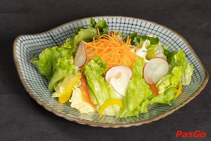 Ngoài ra, Shogun còn có Sashimi tươi mọng, bổ dưỡng không giới hạn cùng đa dạng món sushi: Sushi da cá hồi chiên, Maki trứng tôm đỏ, Sushi ruốc cá hồi vừng đen..