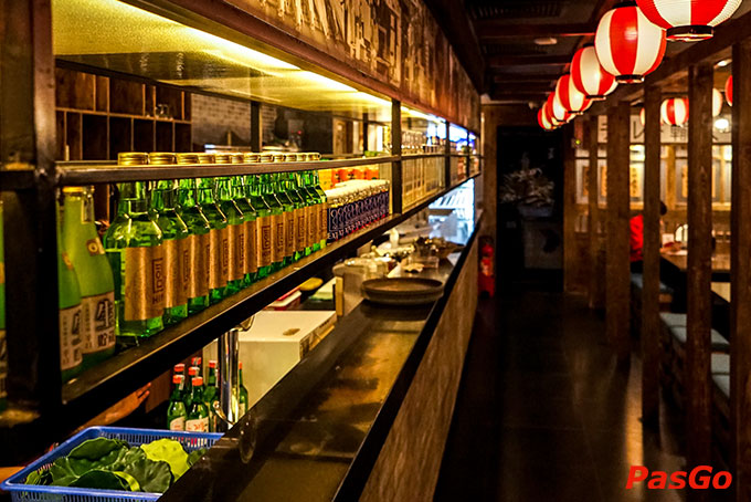 Không gian tại Shogun được thiết kế đậm chất văn hoá Izakaya, mang tới trải nghiệm tiệc nhậu chuẩn xứ Phù Tang