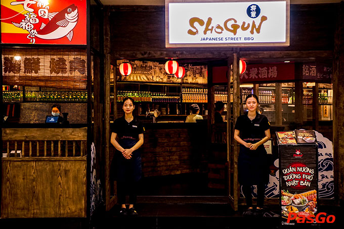 Không gian tại Shogun được thiết kế đậm chất văn hoá Izakaya, mang tới trải nghiệm tiệc nhậu chuẩn xứ Phù Tang