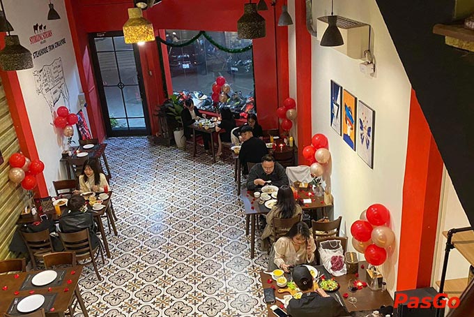 Không gian Stirling Steaks Phan Xích Long thoải mái và sang trọng