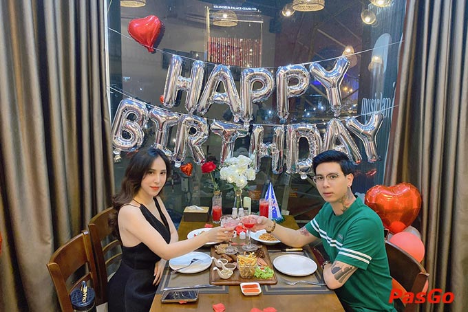 Không gian Stirling Steaks Phan Xích Long thoải mái và sang trọng