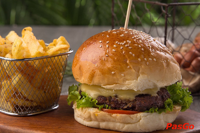 Khi hương vị thơm ngon, cảm giác mọng nước của Bít Tết đang xâm chiếm vị giác bạn, một ly rượu vang đượm vị chắc chắn sẽ là sự kết hợp tuyệt vời nhất, bùng nổ vị giác của bạn