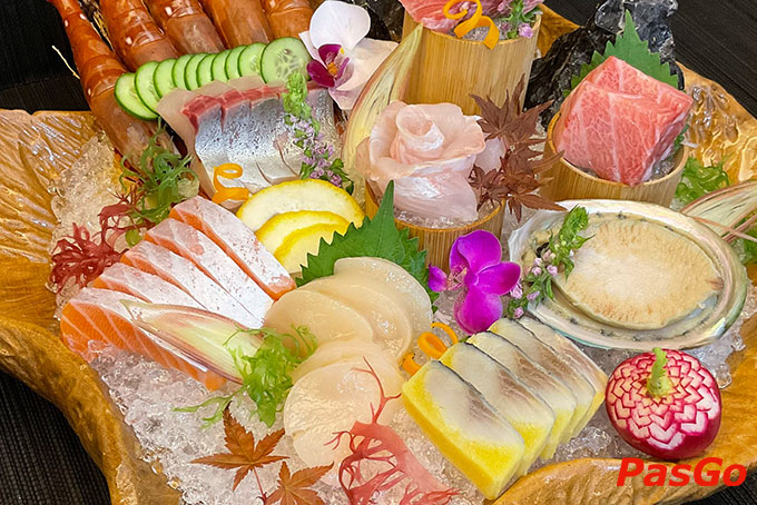 Các món ăn tại Sushi House Vạn Phúc luôn tươi ngon với những lát cắt đẹp mắt 