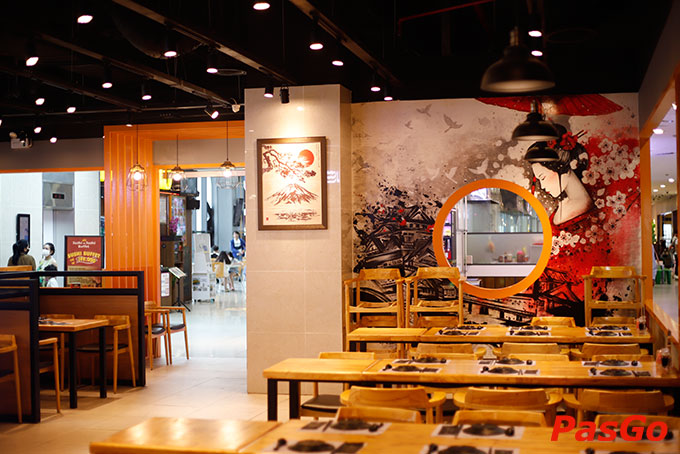 Không gian Sushi in Sushi được thiết kế khéo léo nên rất thoáng đãng, không hề bí bách