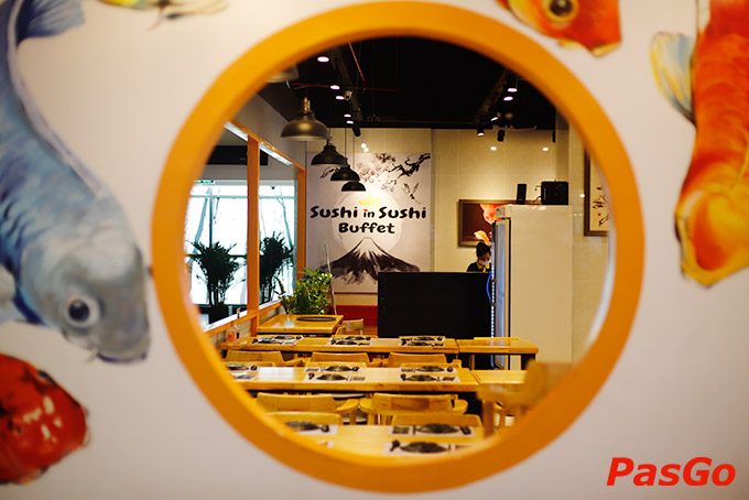Không gian Sushi in Sushi được thiết kế khéo léo nên rất thoáng đãng, không hề bí bách