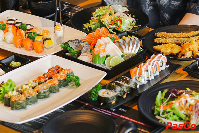 Menu đa dạng với bộ sưu tập 70 món ăn tinh hoa ẩm thực xứ sở hoa anh đào với đủ các món sashimi tươi sống, sushi thơm ngon, nướng Nhật hấp dẫn, … chắc chắn sẽ không làm bạn thất vọng