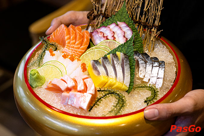 Menu đa dạng với bộ sưu tập 70 món ăn tinh hoa ẩm thực xứ sở hoa anh đào với đủ các món sashimi tươi sống, sushi thơm ngon, nướng Nhật hấp dẫn, … chắc chắn sẽ không làm bạn thất vọng