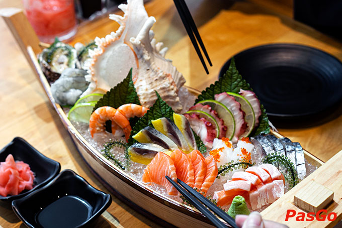 Menu đa dạng với bộ sưu tập 70 món ăn tinh hoa ẩm thực xứ sở hoa anh đào với đủ các món sashimi tươi sống, sushi thơm ngon, nướng Nhật hấp dẫn, … chắc chắn sẽ không làm bạn thất vọng