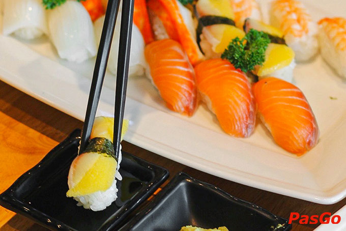 Tất cả nguyên liệu từ hơn 30 loại cá và nhiều loại thịt hảo hạng sẽ tạo nên hương vị thuần khiết tươi ngon, tan chảy ngay trên đầu lưỡi