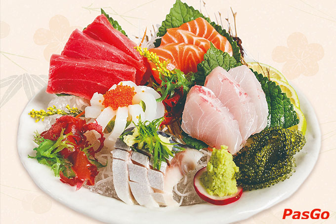 Tại Sushi World có nhiều loại cá được nhập khẩu trực tiếp từ vùng biển Nhật Bản và sử dụng phương pháp câu dài để đánh bắt do đó thịt cá rất săn chắc và ít bị biến màu