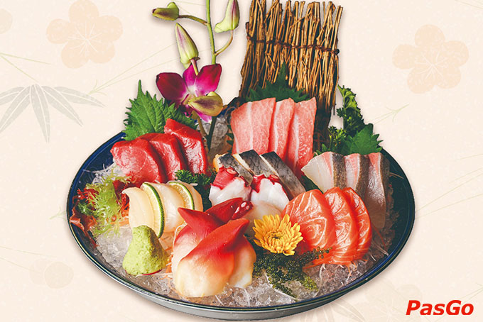 Tại Sushi World có nhiều loại cá được nhập khẩu trực tiếp từ vùng biển Nhật Bản và sử dụng phương pháp câu dài để đánh bắt do đó thịt cá rất săn chắc và ít bị biến màu
